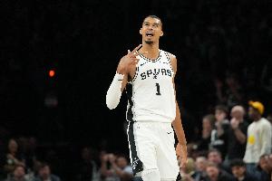 经纪人告知文班少林修行很艰苦 他反而被吸引希望从这学到新东西配图