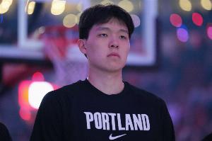 训练师：杨瀚森很愿意进行身体对抗 冲击内线的能力提升了不少配图