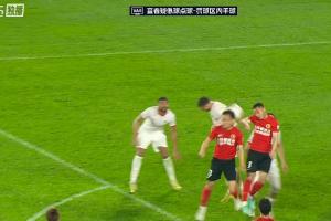 吹哨后看VAR!铁人vs海牛主裁判吹终场哨后,VAR介入认定无点球配图