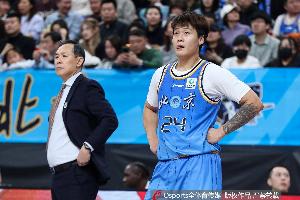 解说：北京这上半场的进攻一言难尽 折腾半天最后还是单打配图