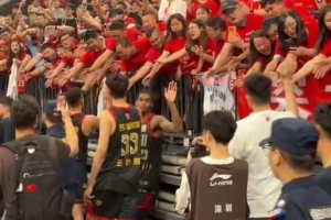 双向奔赴！深圳男篮全员赛后绕场致谢球迷 后者为球队加油打气配图