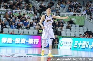 手感冰凉！朱俊龙半场5投0中一分未得 三分3中0配图