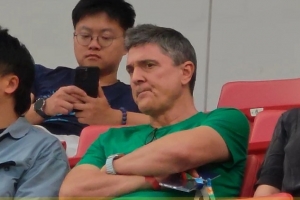 U23国足主帅安东尼奥现身浦东足球场，观战海港对阵津门虎的比赛配图