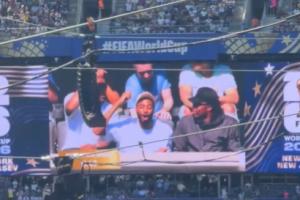 NBA总冠军尼克斯球员阿努诺比和布里奇斯现场观看法国vs塞内加尔配图