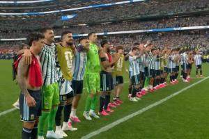 提前一轮出线！梅西和阿根廷全队赛后一起向球迷谢场配图
